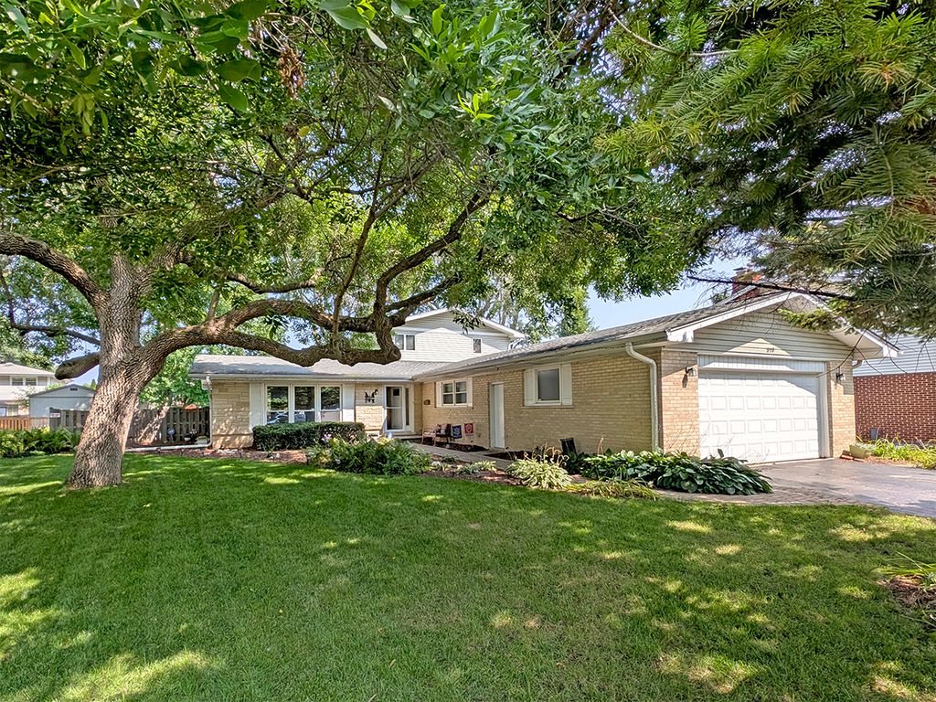 910 E Cherry Lane, Arlington Heights, IL 60004 — exterior