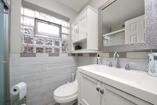 7524 W 63rd Place, Summit, IL 60501