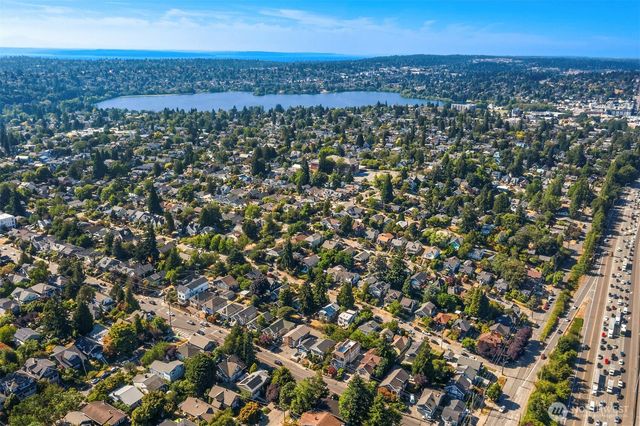 332 NE 50th Street, Seattle, WA 98105