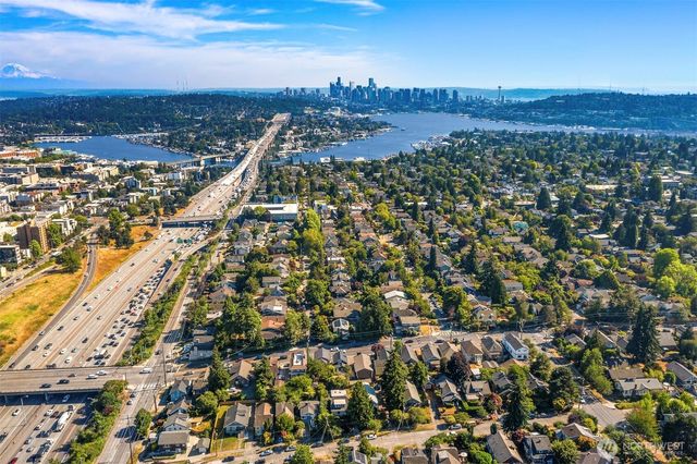 332 NE 50th Street, Seattle, WA 98105