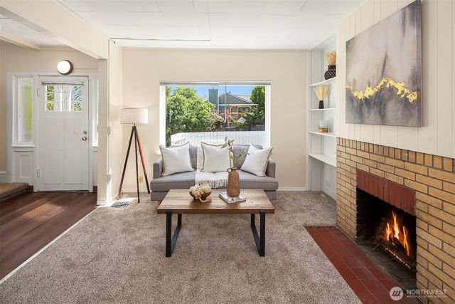 332 NE 50th Street, Seattle, WA 98105