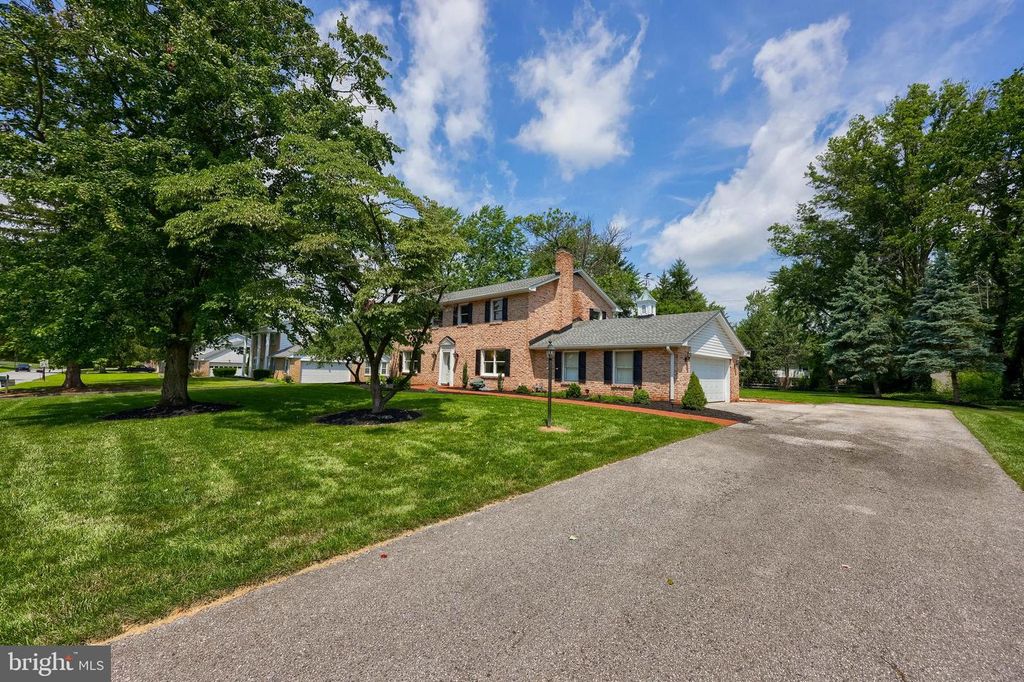1005 GLENEAGLES DR, York, PA 17404