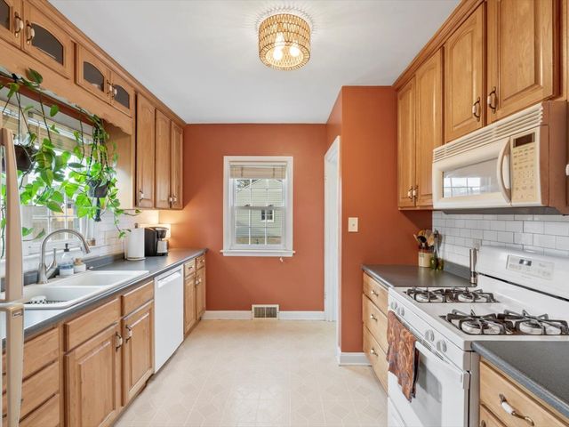 2334 Elm Street, Davenport, IA 52803