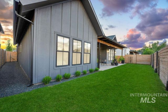 115 S Steel Farm, Eagle, ID 83616