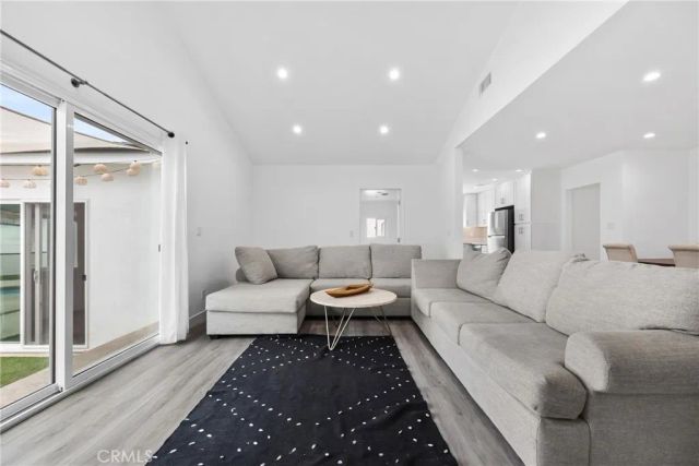 18015 Collins, Encino, CA 91316