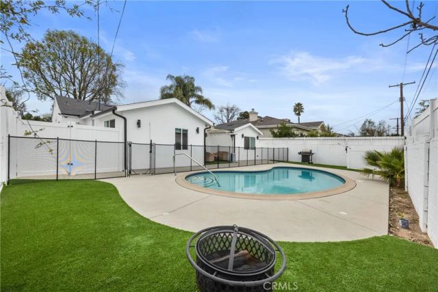 18015 Collins, Encino, CA 91316