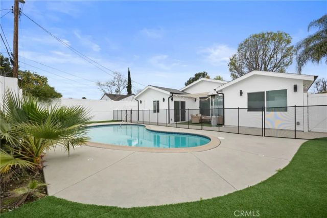 18015 Collins, Encino, CA 91316