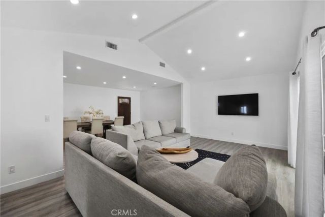 18015 Collins, Encino, CA 91316