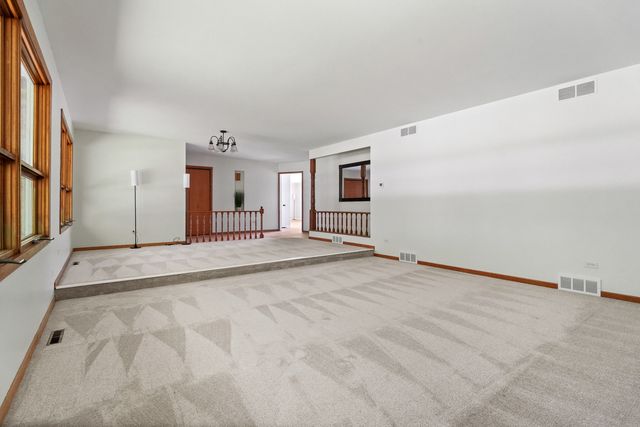 2720 N Bayview Lane, Mchenry, IL 60051