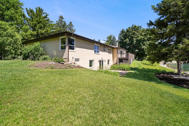 2720 N Bayview Lane, Mchenry, IL 60051