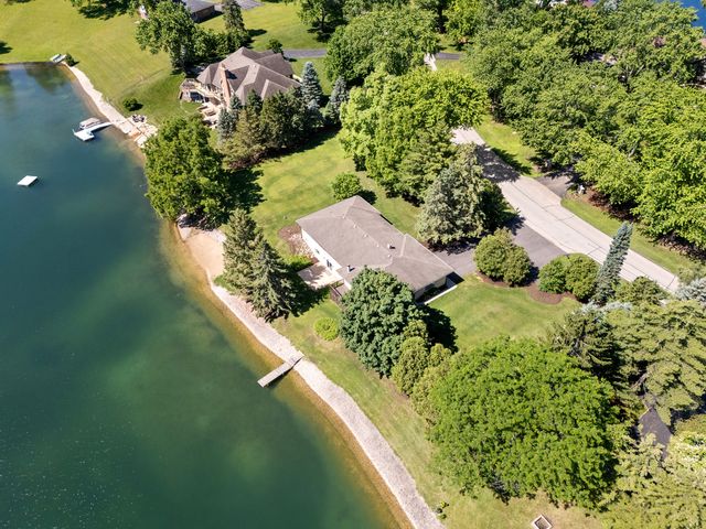 2720 N Bayview Lane, Mchenry, IL 60051