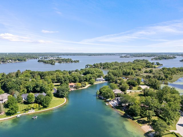 2720 N Bayview Lane, Mchenry, IL 60051