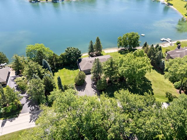 2720 N Bayview Lane, Mchenry, IL 60051