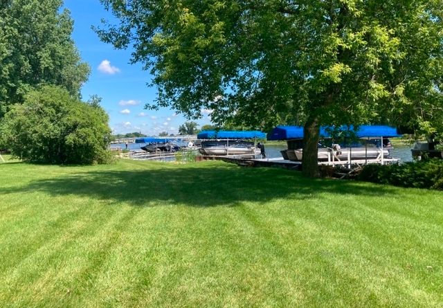 2720 N Bayview Lane, Mchenry, IL 60051