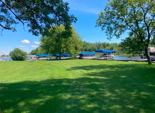 2720 N Bayview Lane, Mchenry, IL 60051
