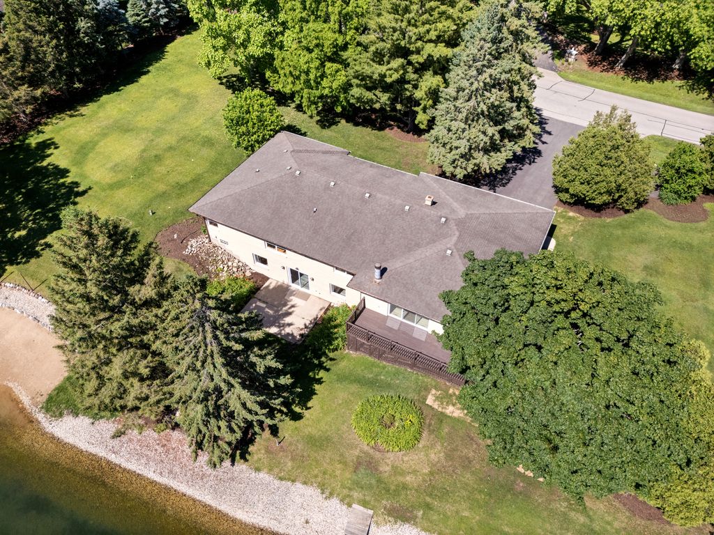 2720 N Bayview Lane, Mchenry, IL 60051