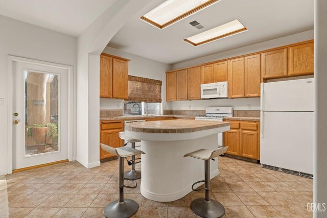 10807 Alexander Falls Avenue, Bakersfield, CA 93312