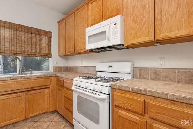 10807 Alexander Falls Avenue, Bakersfield, CA 93312