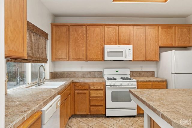 10807 Alexander Falls Avenue, Bakersfield, CA 93312