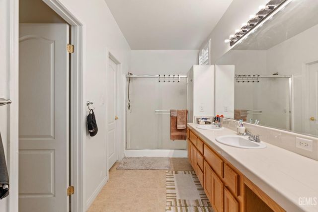 10807 Alexander Falls Avenue, Bakersfield, CA 93312