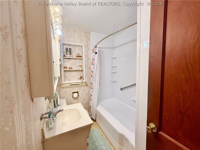 1013 Village Drive, South Charleston, WV 25309