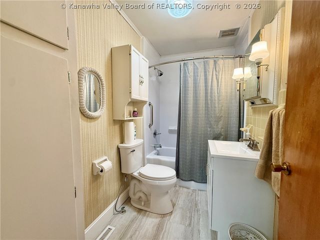 1013 Village Drive, South Charleston, WV 25309