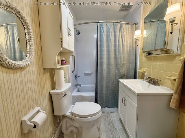 1013 Village Drive, South Charleston, WV 25309