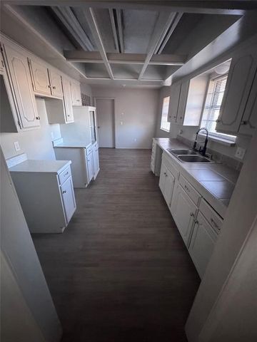 6811 Lyrewood Lane, Oklahoma City, OK 73132