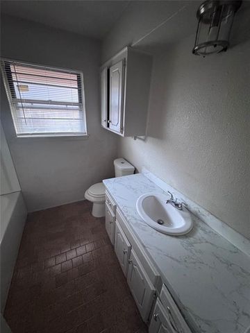 6811 Lyrewood Lane, Oklahoma City, OK 73132