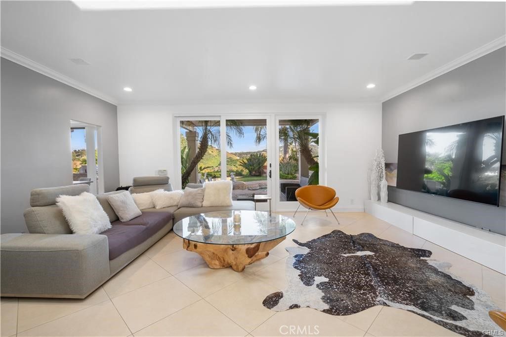 Image 8 of property listing at 24142 Park Riviera, Calabasas, CA 91302