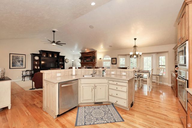 11223 S AUTUMN FARM DR, South Jordan, UT 84095