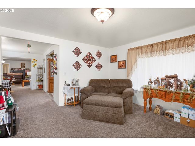 144 PARADISE Ln, Roseburg, OR 97471