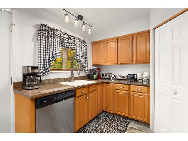 144 PARADISE Ln, Roseburg, OR 97471