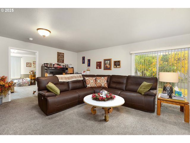 144 PARADISE Ln, Roseburg, OR 97471