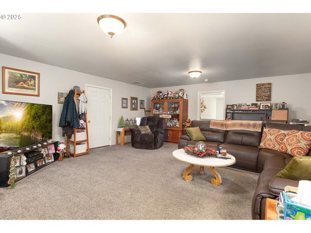 144 PARADISE Ln, Roseburg, OR 97471