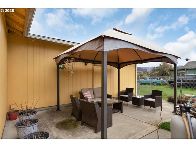 144 PARADISE Ln, Roseburg, OR 97471