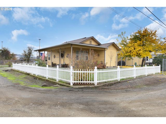 144 PARADISE Ln, Roseburg, OR 97471