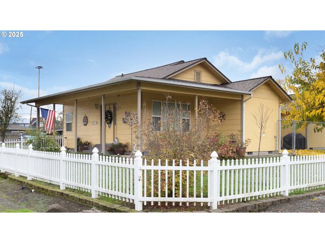 144 PARADISE Ln, Roseburg, OR 97471