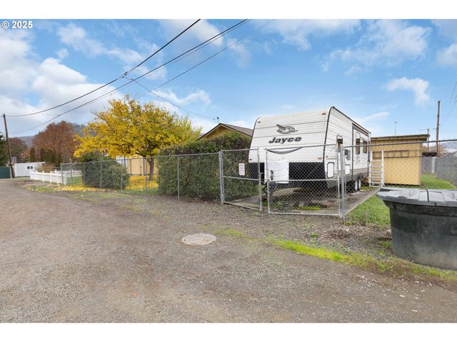 144 PARADISE Ln, Roseburg, OR 97471