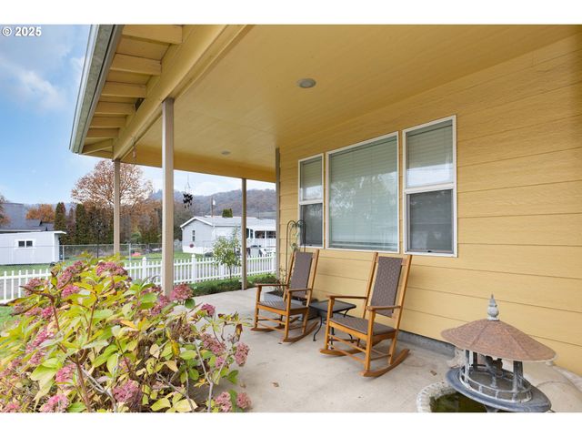 144 PARADISE Ln, Roseburg, OR 97471