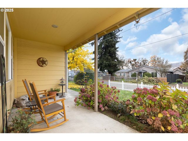 144 PARADISE Ln, Roseburg, OR 97471