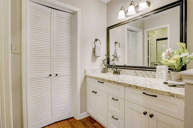 686 W Country Grove Circle, Pearland, TX 77584