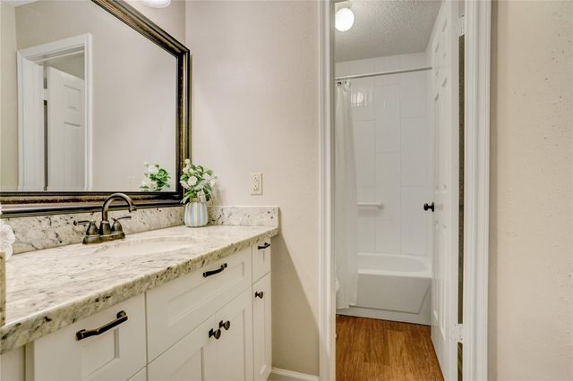 686 W Country Grove Circle, Pearland, TX 77584