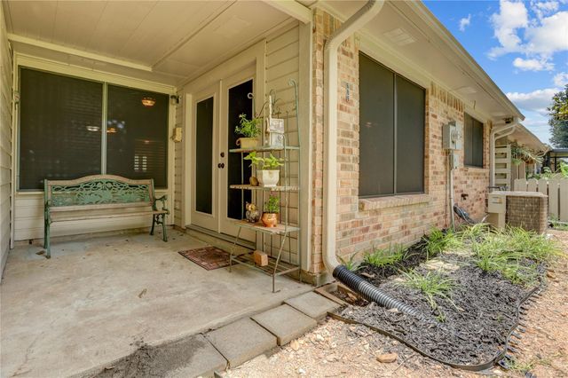 686 W Country Grove Circle, Pearland, TX 77584