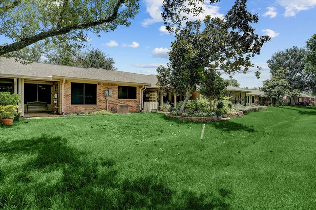 686 W Country Grove Circle, Pearland, TX 77584