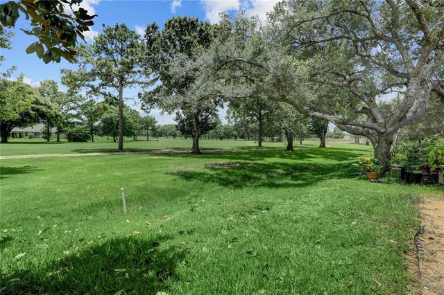 686 W Country Grove Circle, Pearland, TX 77584