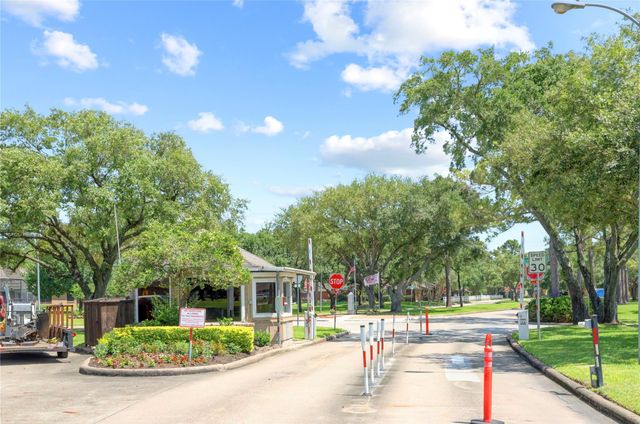 686 W Country Grove Circle, Pearland, TX 77584