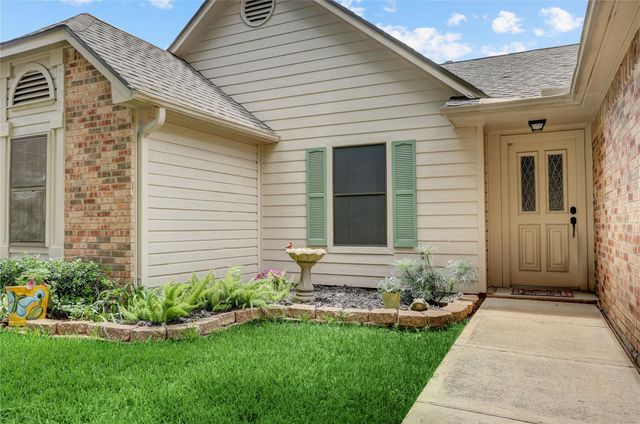 686 W Country Grove Circle, Pearland, TX 77584