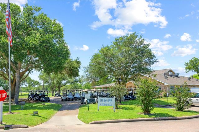 686 W Country Grove Circle, Pearland, TX 77584