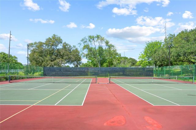686 W Country Grove Circle, Pearland, TX 77584